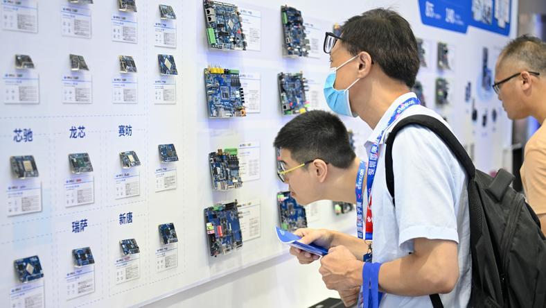 全球存储芯片涨价潮席卷深圳:模组厂利润翻倍,代理商满仓囤货